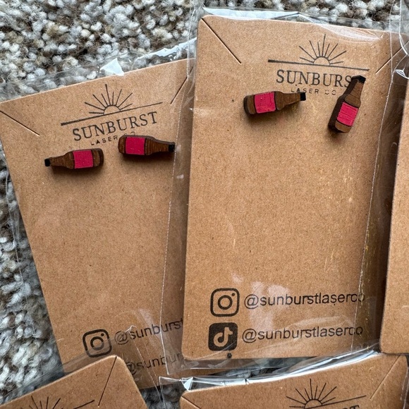 (1) Beer Bottle Stud Earrings - Picture 2 of 3